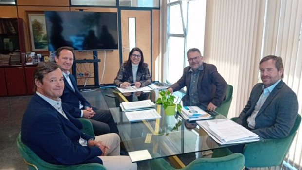 ep reunion de la delegada de industria energia y minas lucia nules con miembros de la empresa