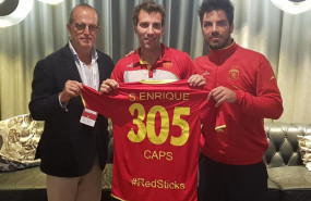 ep sergi enrique recibecamiseta conmemorativasu record305 internacionalidadesla seleccion espanolahockeyhierba
