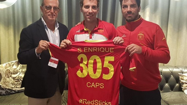 ep sergi enrique recibecamiseta conmemorativasu record305 internacionalidadesla seleccion espanolahockeyhierba