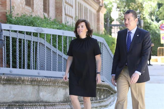 Soraya Sáez de Santamaría, junto a Antonio Sanz, este lunes en Sevilla | EUROPA PRESS ep soraya saezsantamaria juntoantonio sanz este lunessevilla
