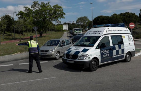 ep un agente de la policia municipal regula el trafico en un control policial en el barrio madrileno