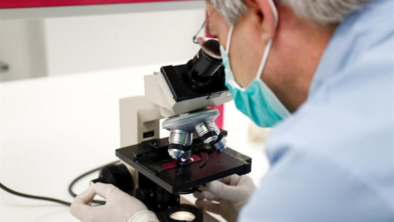 ep un hombre trabaja mirando por un microscopio en el edificio del control de calidad del ep un hombre trabaja mirando por un microscopio en el edificio del control de calidad del