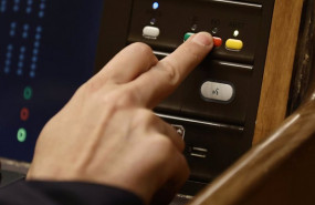 ep un miembro del hemiciclo vota en una sesion plenaria en el congreso