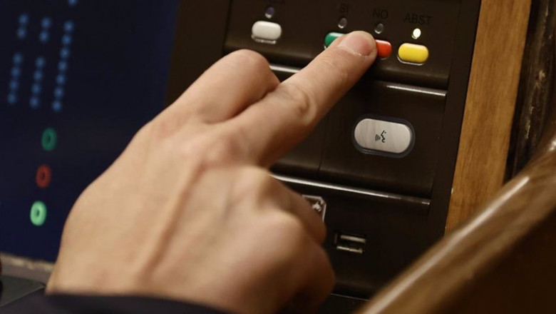 Un miembro del hemiciclo vota en una sesión plenaria en el Congreso | Eduardo Parra - Europa Press ep un miembro del hemiciclo vota en una sesion plenaria en el congreso