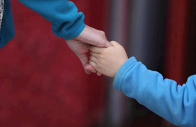 ep un nino camina de la mano durante el segundo dia de desconfinamiento de ninos y preadolescentes