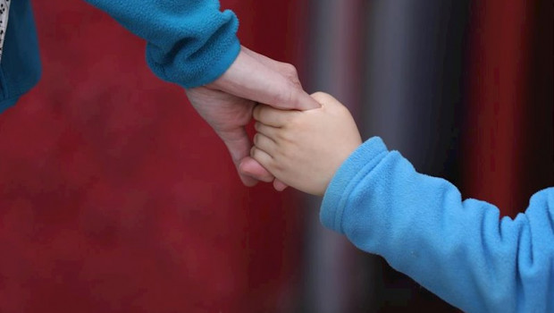 ep un nino camina de la mano durante el segundo dia de desconfinamiento de ninos y preadolescentes