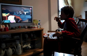 ep un nino come un trozo de pizza mientras ve la television en su casa de madrid durante el