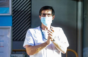 ep un sanitario del hospital general universitario gregorio maranon y un transeunte aplauden a las