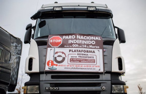 ep una cabeza tractora con un cartel en el que se lee paro nacional indefinido estacionada en las