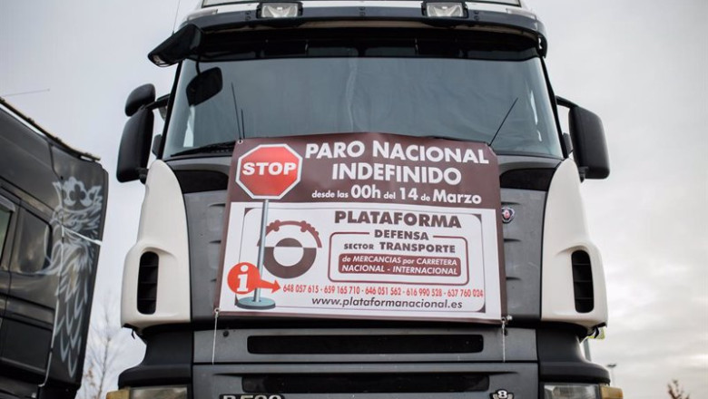 Una cabeza tractora con un cartel en el que se lee: 'Paro Nacional Indefinido', estacionada en las estacionadas en las inmediaciones del estadio Wanda Metropolitano, en Madrid | Alejandro Martínez Vélez - Europa Press ep una cabeza tractora con un cartel en el que se lee paro nacional indefinido estacionada en las