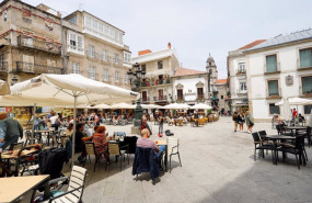 ep varias personas en una terraza de vigo