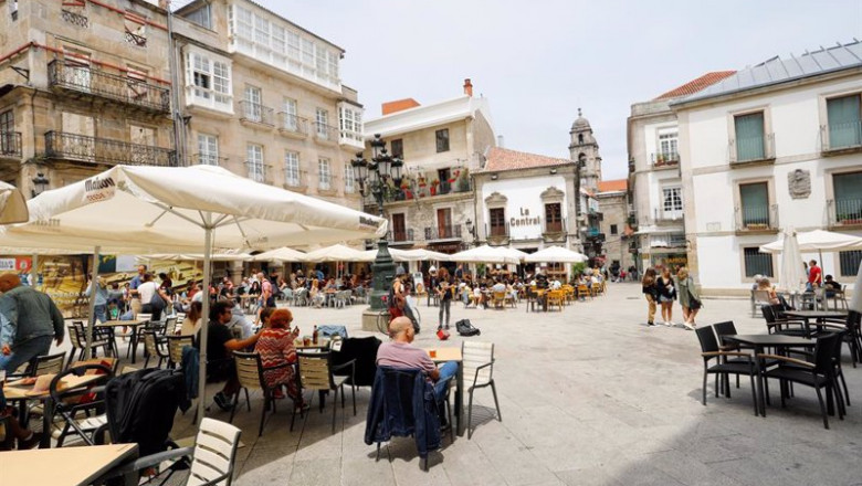 ep varias personas en una terraza de vigo