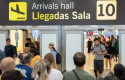 ep varias personas esperan en las llegadas de la t4 en el aeropuerto adolfo suarez madrid barajas a
