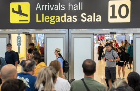 ep varias personas esperan en las llegadas de la t4 en el aeropuerto adolfo suarez madrid barajas a