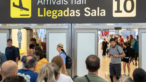 ep varias personas esperan en las llegadas de la t4 en el aeropuerto adolfo suarez madrid barajas a