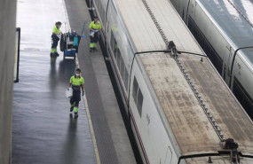 ep varios trabajadores caminan por un anden en la estacion de atocha