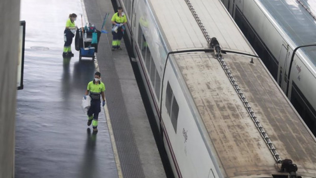 ep varios trabajadores caminan por un anden en la estacion de atocha