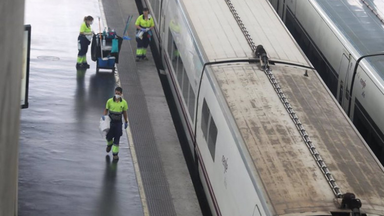 Varios trabajadores caminan por un andén en la estación de Atocha | Marta Fernández Jara - Europa Press - Archivo ep varios trabajadores caminan por un anden en la estacion de atocha