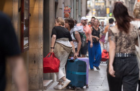 ep varios turistas con maletas en el centro de barcelona