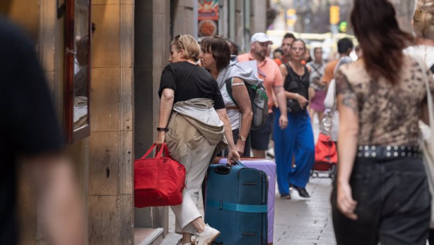 ep varios turistas con maletas en el centro de barcelona