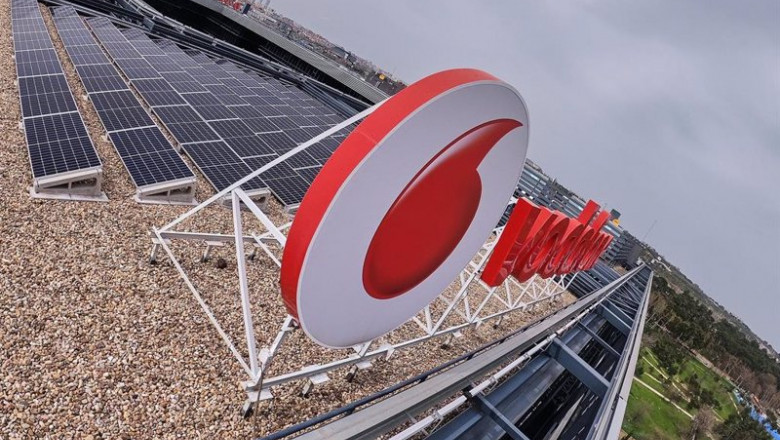 Vodafone logo | VODAFONE ep vodafone instala 48 placas fotovoltaicas para su sede y los hogares de alrededor de la mano de