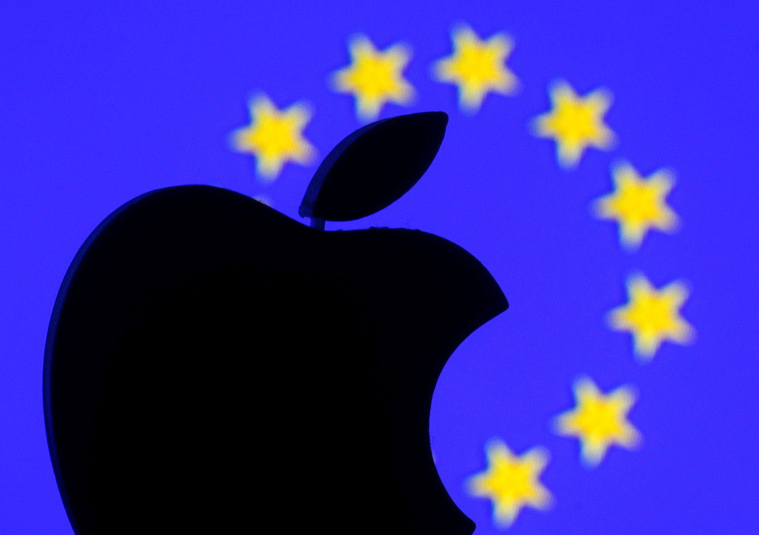 illustration d archives d un logo apple imprime en 3d visible devant un drapeau de l union europeenne 20240808191845 