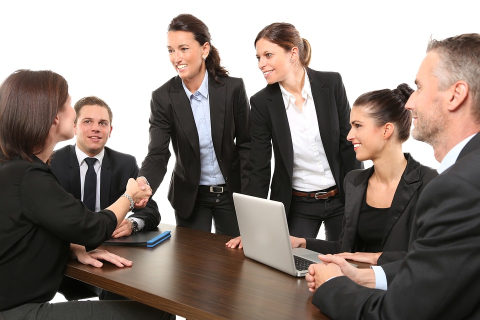 Pixabay mujeres trabajadoras empleo reunion