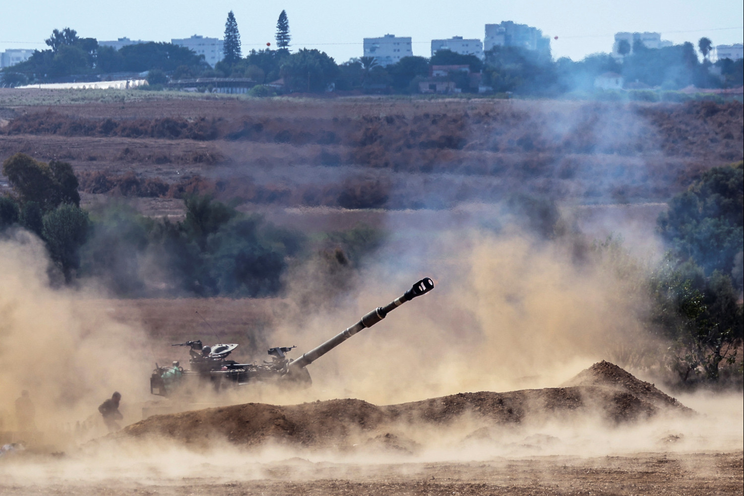 un tank et des soldats israeliens a proximite de la frontiere avec la bande de gaza 