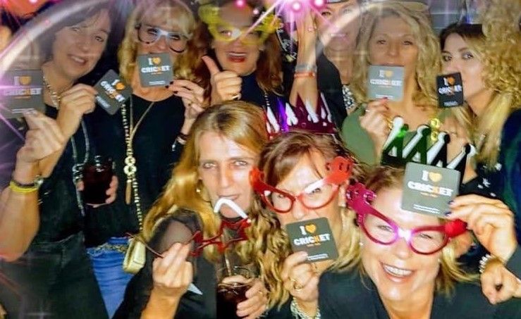 1572609500 foto chicas con posavasos cricket 2