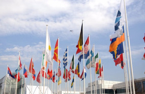 ep archivo   avion sobrevolando las banderas de la sede de eurocontrol en bruselas