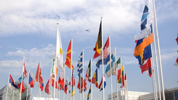 ep archivo   avion sobrevolando las banderas de la sede de eurocontrol en bruselas