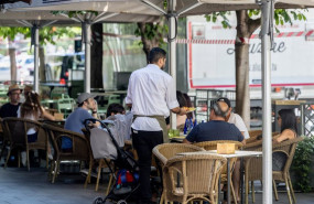 ep archivo   clientes de un bar en una terraza de madrid