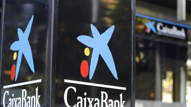 ep archivo   distintivo y logo de las oficinas de caixabank en madrid espana