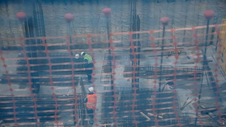 Archivo - Dos obreros trabajando en el forjado de un edificio, en Vallecas | Carlos Luján - Europa Press - Archivo ep archivo dos obreros trabajando en el forjado de un edificio en vallecas