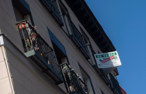 ep archivo   foto de archivo de un cartel de venta en un edificio en madrid espana