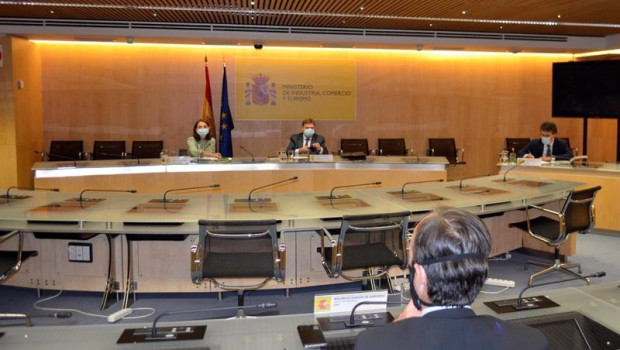 ep archivo - la ministra de industria comercio y turismo reyes maroto y el titular de agricultura
