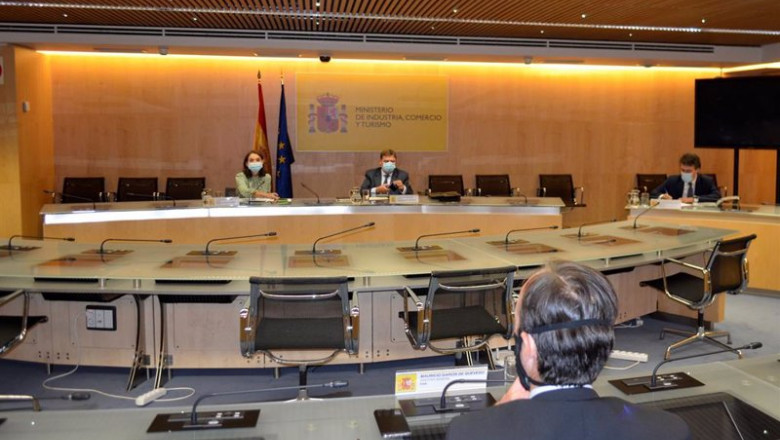 Archivo - La ministra de Industria, Comercio y Turismo, Reyes Maroto, y el titular de Agricultura, Pesca y Alimentación, Luis Planas, en una reunión con representantes de la plataforma contra los aranceles de Estados Unidos | MINISTERIO DE INDUSTRIA - Archivo ep archivo - la ministra de industria comercio y turismo reyes maroto y el titular de agricultura