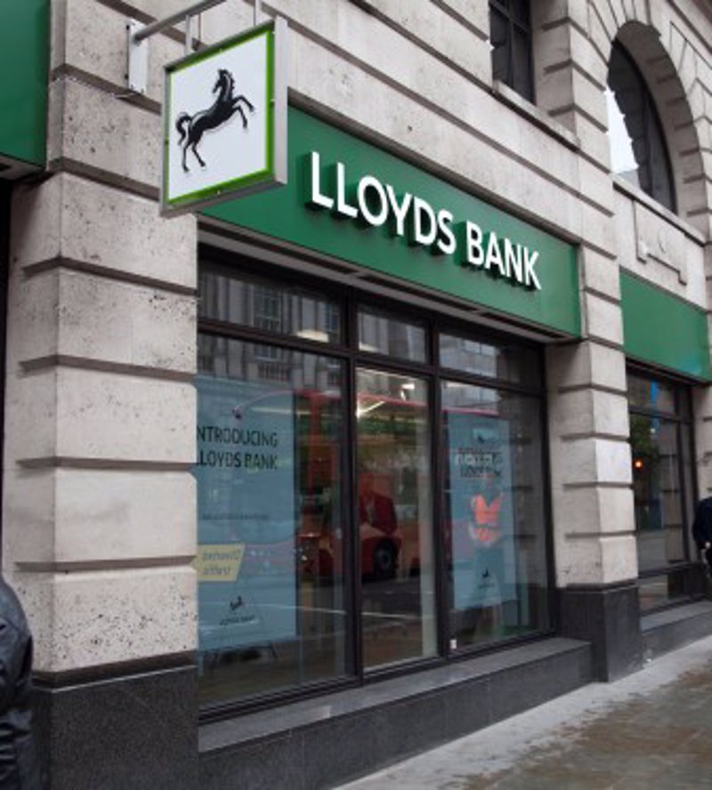 Lloyds gana 4.112 millones de libras en el trimestre y eleva sus previsiones anuales