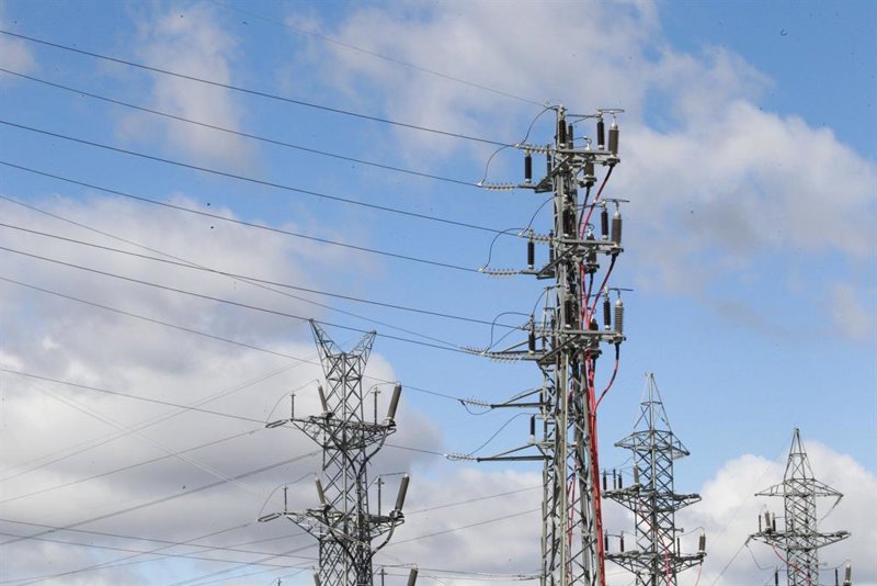 La CNMC actualiza los procedimientos para regularizar las ocupaciones irregulares de conductos y postes de Telefónica