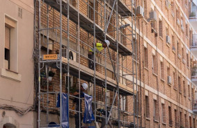 ep archivo   un obrero subido a los andamios de una obra a 17 de mayo de 2023 en barcelona cataluna