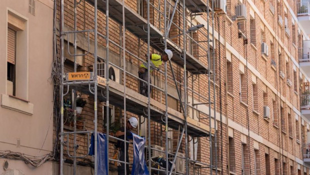 ep archivo   un obrero subido a los andamios de una obra a 17 de mayo de 2023 en barcelona cataluna