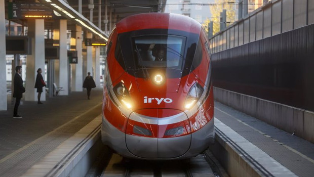 ep archivo   un operario del tren iryo saluda a su llegada a la estacion joaquin sorolla a 16 de