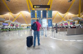 ep archivo   una persona con una maleta en la terminal 4 del aeropuerto adolfo suarez madrid barajas