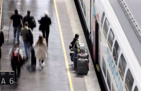 ep archivo   varias personas con maletas en el anden de atocha antes de coger un tren de alta