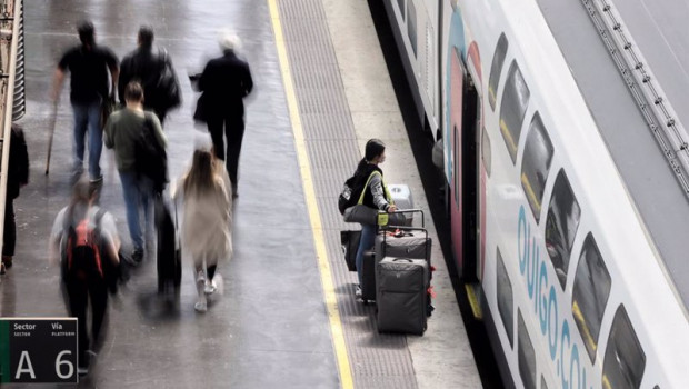 ep archivo   varias personas con maletas en el anden de atocha antes de coger un tren de alta