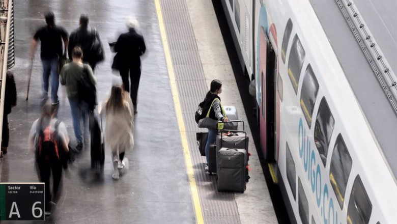 Archivo - Varias personas, con maletas, en el andén de Atocha antes de coger un tren de alta velocidad de Ouigo | Eduardo Parra - Europa Press - Archivo ep archivo varias personas con maletas en el anden de atocha antes de coger un tren de alta