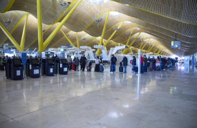 ep archivo   varias personas hacen cola en el aeropuerto adolfo suarez