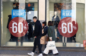 ep archivo   varias personas realizan compras en rebajas