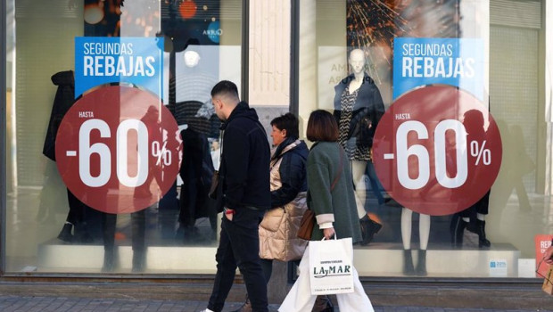 ep archivo   varias personas realizan compras en rebajas
