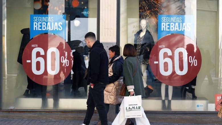 ep archivo varias personas realizan compras en rebajas ep archivo varias personas realizan compras en rebajas